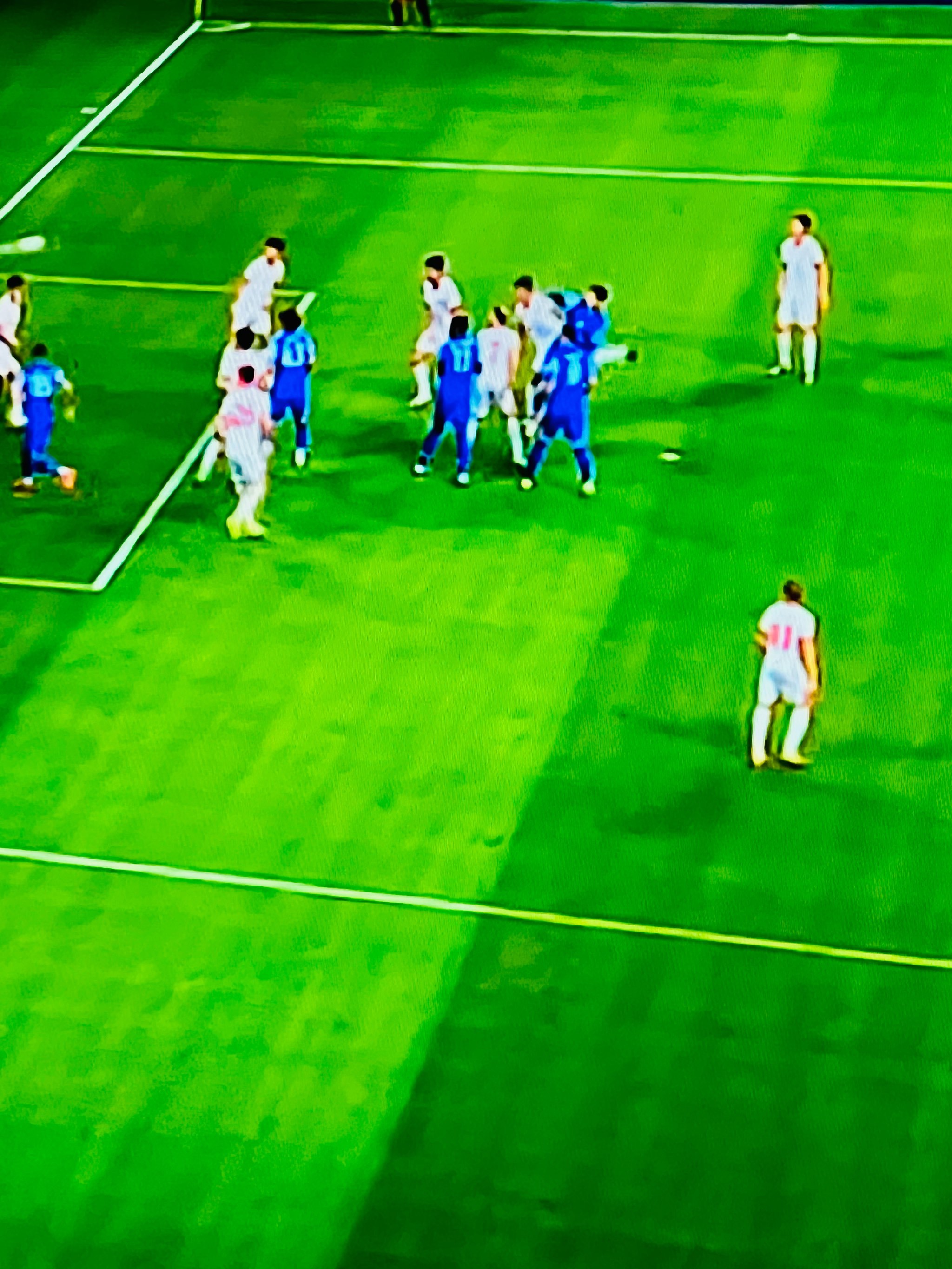 三公-曼联主场不敌对手，球迷情绪低迷